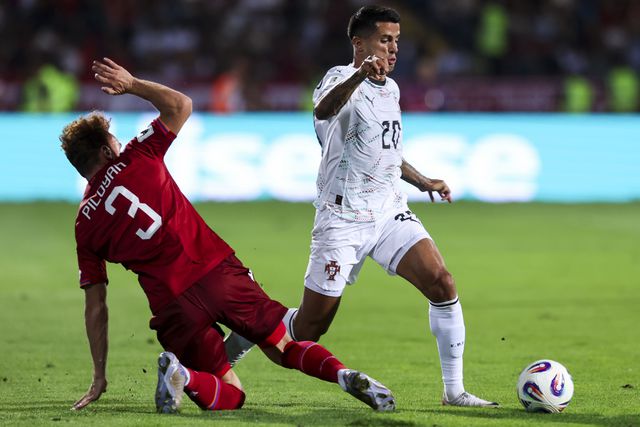 Uma estrela de luz própria e outra a baixar em Jotas (as notas de Portugal)