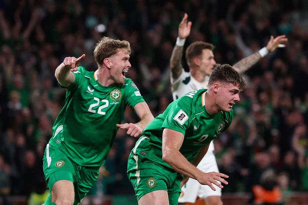 Evan Ferguson a celebrar o primeiro golo da Irlanda no jogo