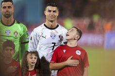 Ronaldo não ficou indiferente à emoção de um jovem adepto na Arménia
