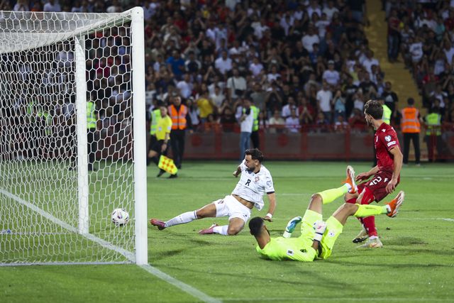 Bruno Fernandes num lance em que falhou a baliza no jogo em que Portugal goleou a Arménia, por 5-0