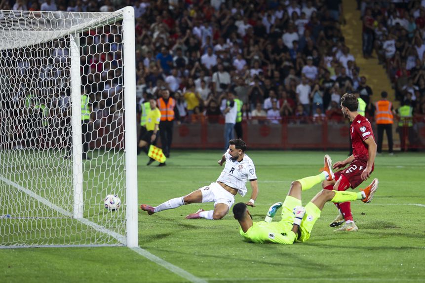 Bruno Fernandes num lance em que falhou a baliza no jogo em que Portugal goleou a Arménia, por 5-0