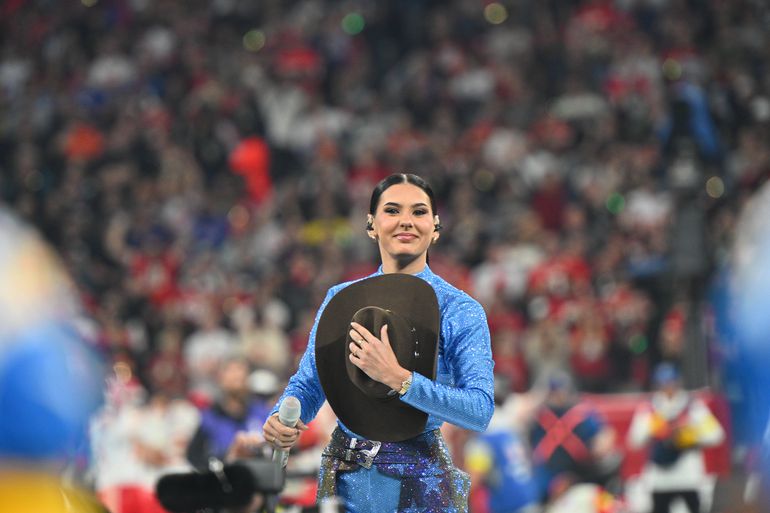 Cantora Ana Castela cantou o hino do Brasil antes do jogo