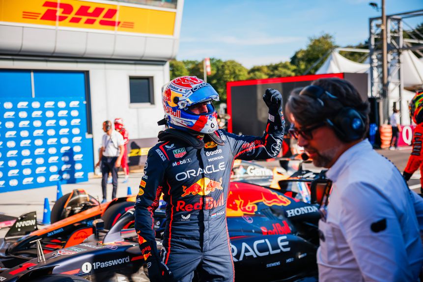 Max Verstappen a celebrar a 'pole position' em Monza