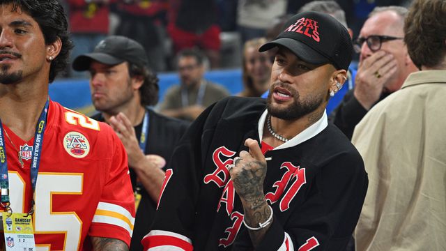 Neymar esteve no relvado antes do jogo