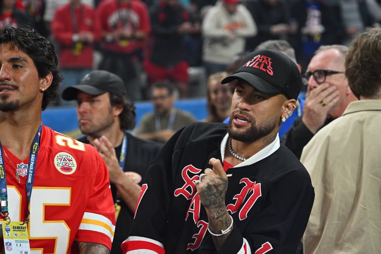 Neymar esteve no relvado antes do jogo