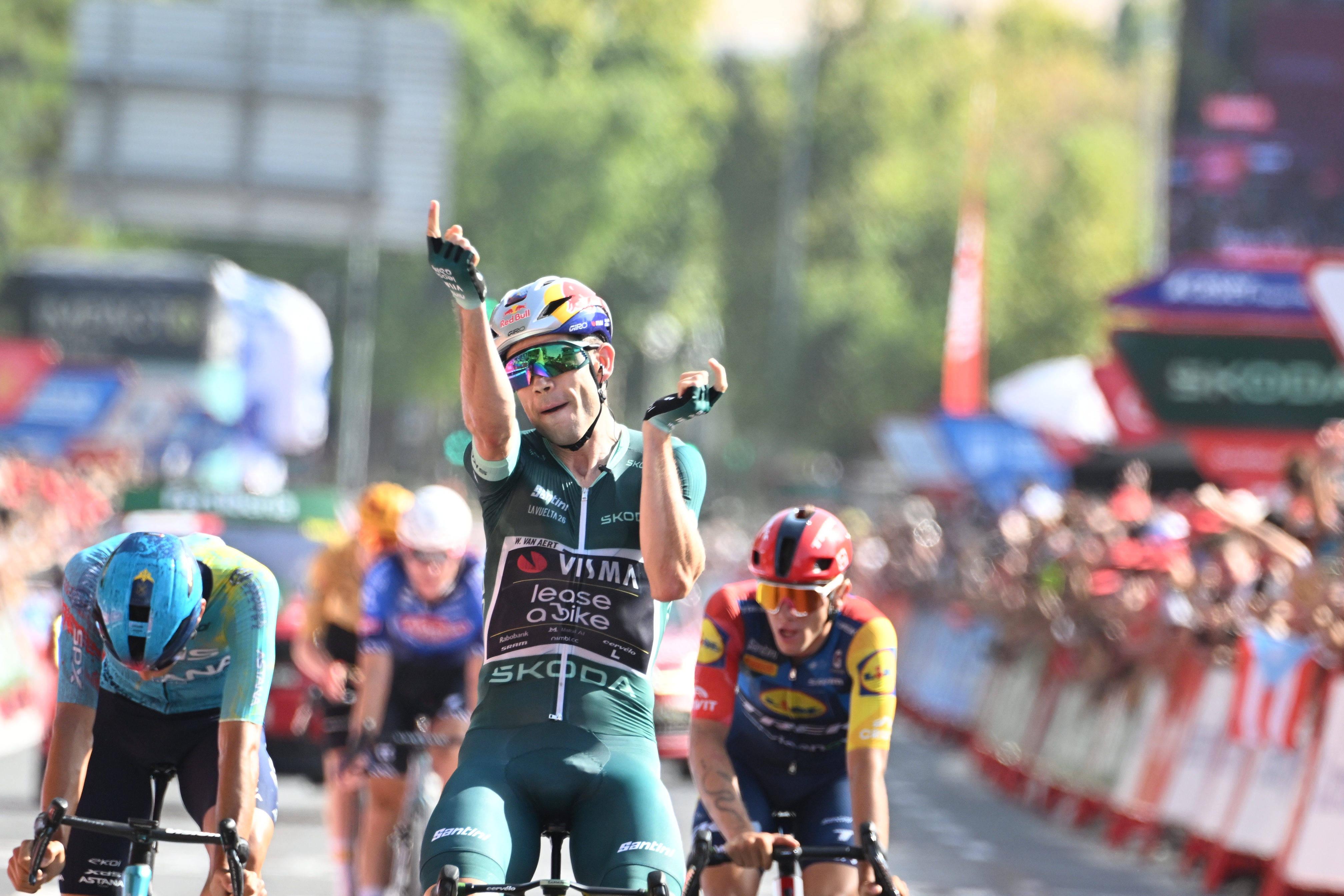 Wout van Aert celebra segunda vitória na edição de 2026 da Volta a Espanha