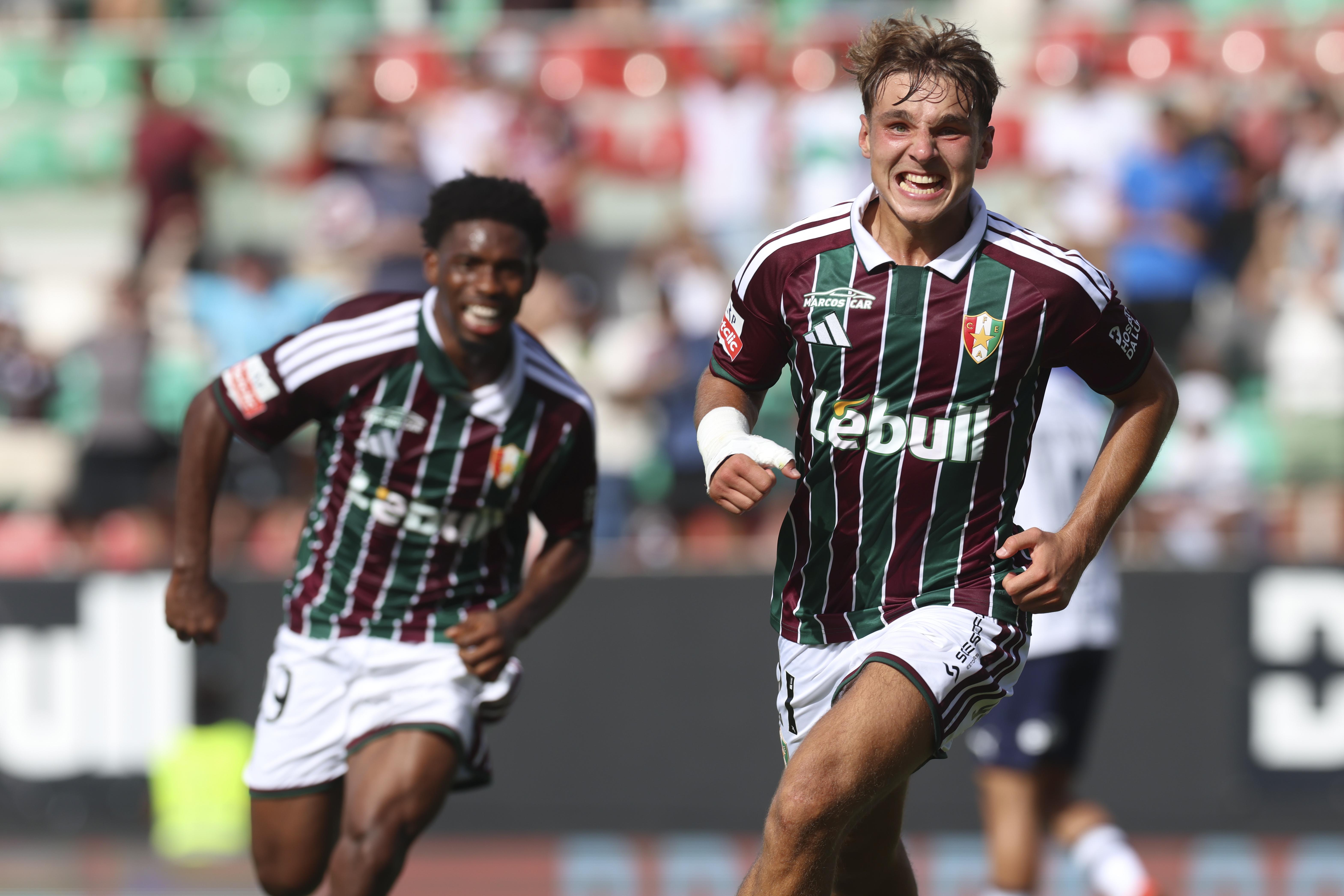 Max Scholze festeja um dos golos do Estrela da Amadora no empate a duas bolas com o Famalicão — Foto: Tiago Petinga/LUSA