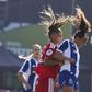 A jogadora do Benfica, Nicole (E), disputa a bola com a jogadora do FC Porto, Mariana Azevedo (D), durante o jogo da Supertaça feminina de futebol realizado no Estádio do Fontelo, em Viseu, 06 de setembro de 2026. PAULO NOVAIS/LUSA