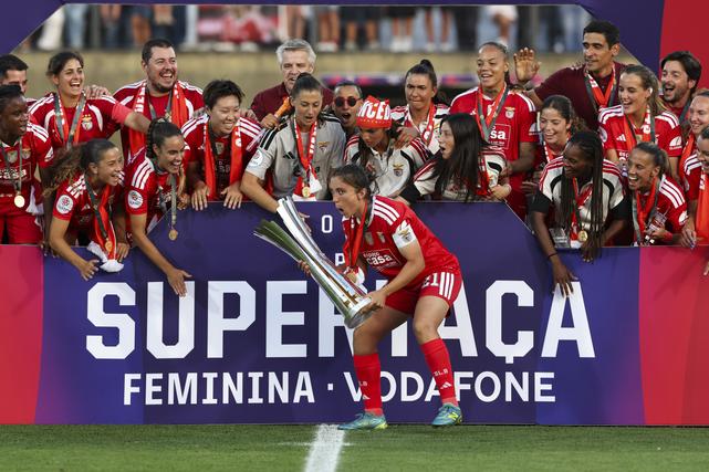 As jogadoras do Benfica celebram a conquista do troféu da Supertaça feminina de futebol contra o FC Porto realizado no Estádio do Fontelo, em Viseu, 06 de setembro de 2026. PAULO NOVAIS/LUSA
