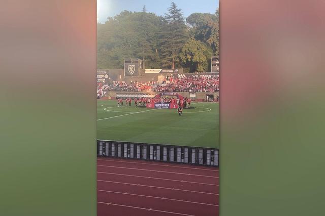 O momento em que o Benfica levanta a taça no Fontelo