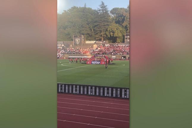 O momento em que o Benfica levanta a taça no Fontelo