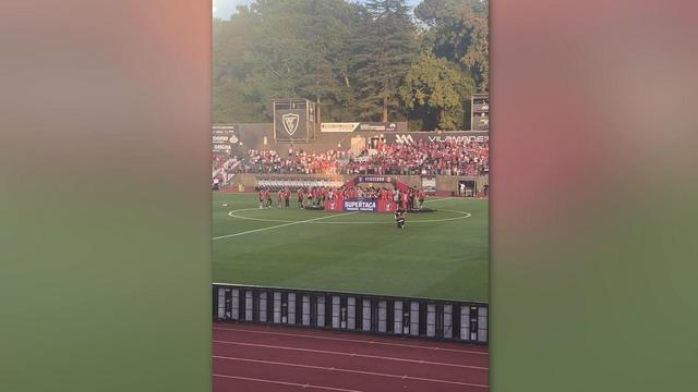 O momento em que o Benfica levanta a taça no Fontelo