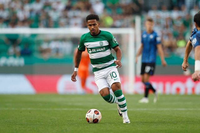 Edwards chega-se à frente e... aperta com Paulinho