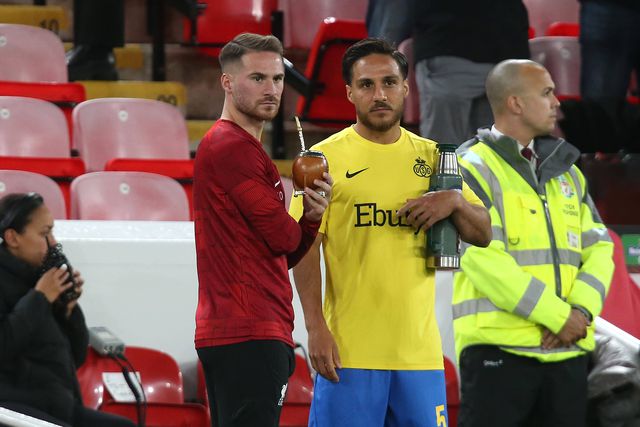 Irmãos Mac Allister juntos: um mate no relvado e até uma flash interview conjunta