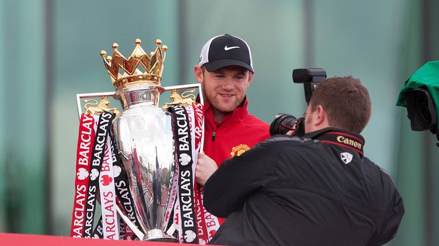 Filho de Rooney mostra a impressionante sala de troféus do pai