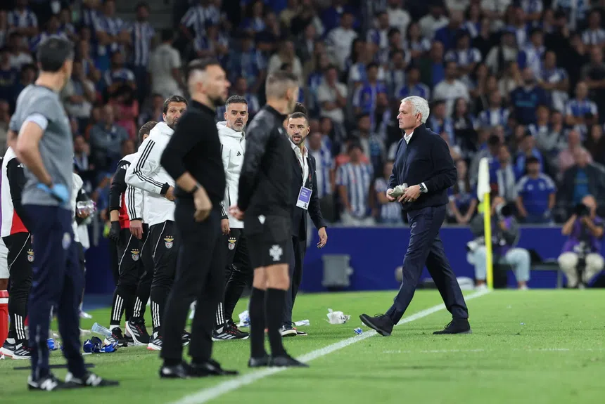 Farioli tomba! Mourinho ri... de longe?