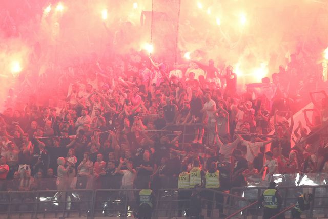 Claques do Benfica grafitam zona visitante do Dragão (foto)