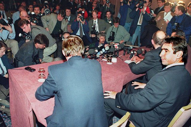 Eric Cantona ao lado do treinador Alex Ferguson numa conferência após a audição disciplinar devido ao pontapé no adepto do Crystal Palace