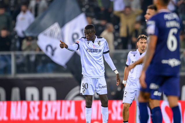 Ndoye leva dois golos com a camisola vitoriana