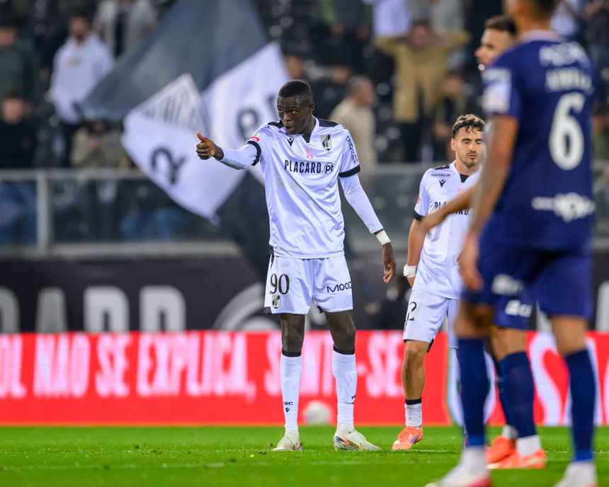 Ndoye leva dois golos com a camisola vitoriana
