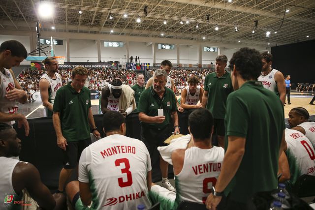 Mário Gomes, treinador da Seleção Nacional de basquetebol masculino em jogo particular de preparação para o Eurobasket2025 onde Portugal participou. Foto FPB