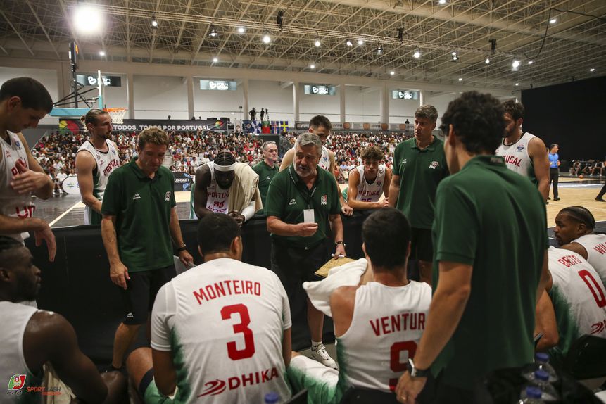 Mário Gomes, treinador da Seleção Nacional de basquetebol masculino em jogo particular de preparação para o Eurobasket2025 onde Portugal participou. Foto FPB