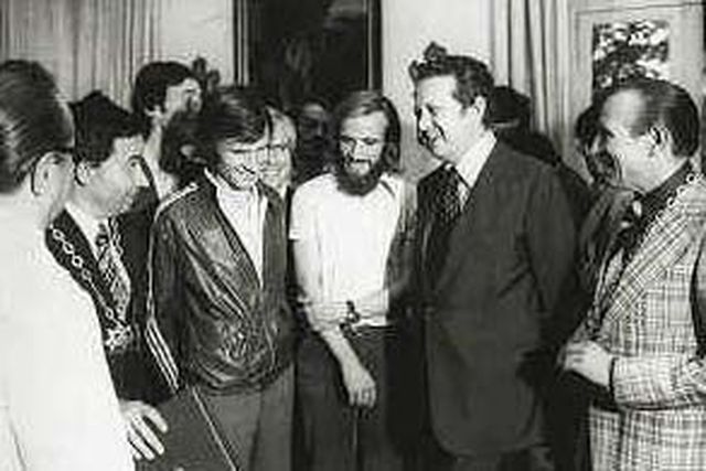 Carlos Lopes homenageado pelo então primeiro-ministro Mário Soares