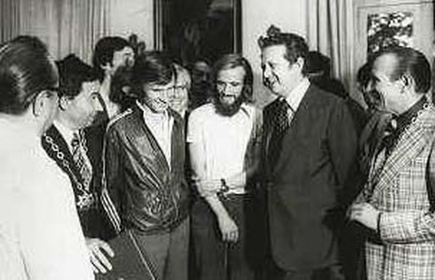 Carlos Lopes homenageado pelo então primeiro-ministro Mário Soares