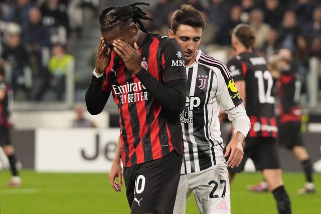 Rafael Leão leva as mãos à cabeça durante o jogo com a Juventus