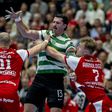 O jogador da equipa de andebol do Sporting, Salvador Salvador, durante o jogo com o Aalborg para a Liga dos Campeões 2025-26. Foto Sporting