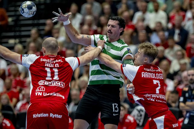 O jogador da equipa de andebol do Sporting, Salvador Salvador, durante o jogo com o Aalborg para a Liga dos Campeões 2025-26. Foto Sporting