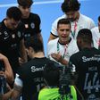 O treinador da equipa de andebol do Sporting, Ricardo Costa, liderou a equipa numa vitória implacável. Foto FAP