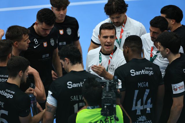 O treinador da equipa de andebol do Sporting, Ricardo Costa, liderou a equipa numa vitória implacável. Foto FAP