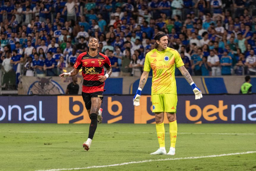 Derik celebra golo ao Cruzeiro