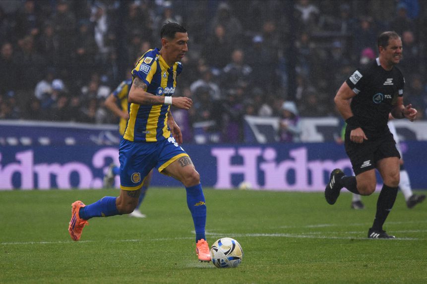 Di María conduz a bola em jogo do Rosario Central