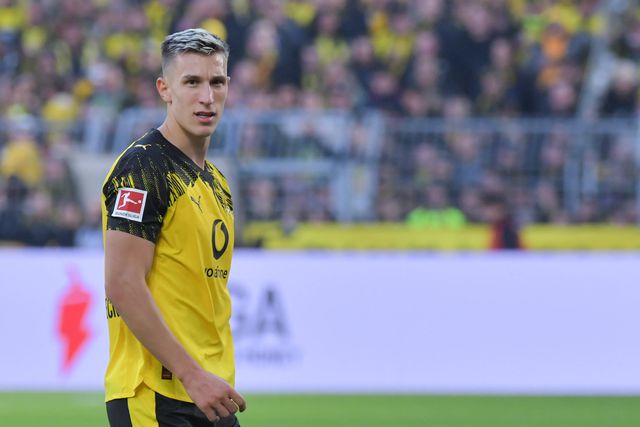 Dortmund oferece-lhe novo contrato, mas Schlotterbeck hesita na resposta