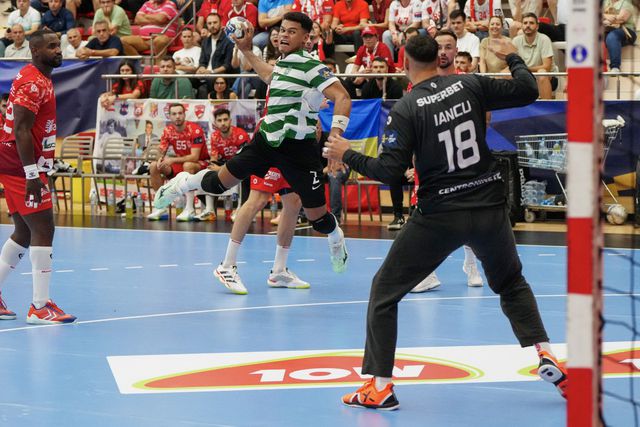 O jogador da equipa de andebol do Sporting, Edy Silva, durante o jogo com o Dinamo de Bucareste para a Liga dos Campeões 2025-26. Foto Dinamo Bucareste