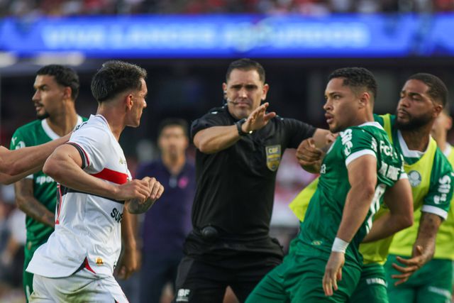 Tensão com Vitor Roque no São Paulo-Palmeiras