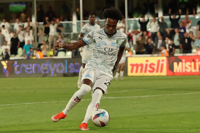 VÍDEO: português marca golaço 'à Messi' na Turquia