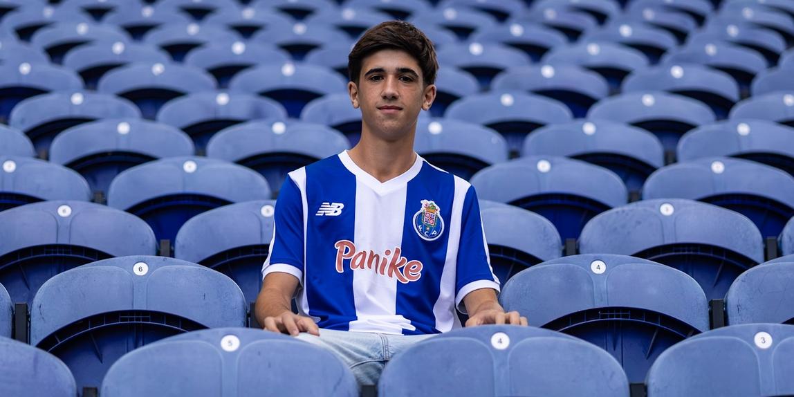 João Moreira assina contrato de formação com os dragões - Foto: FC Porto