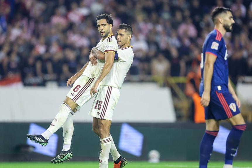 Espanhóis agradecem a Mikel Merino: médio do Arsenal bisou em Split - Foto: IMAGO