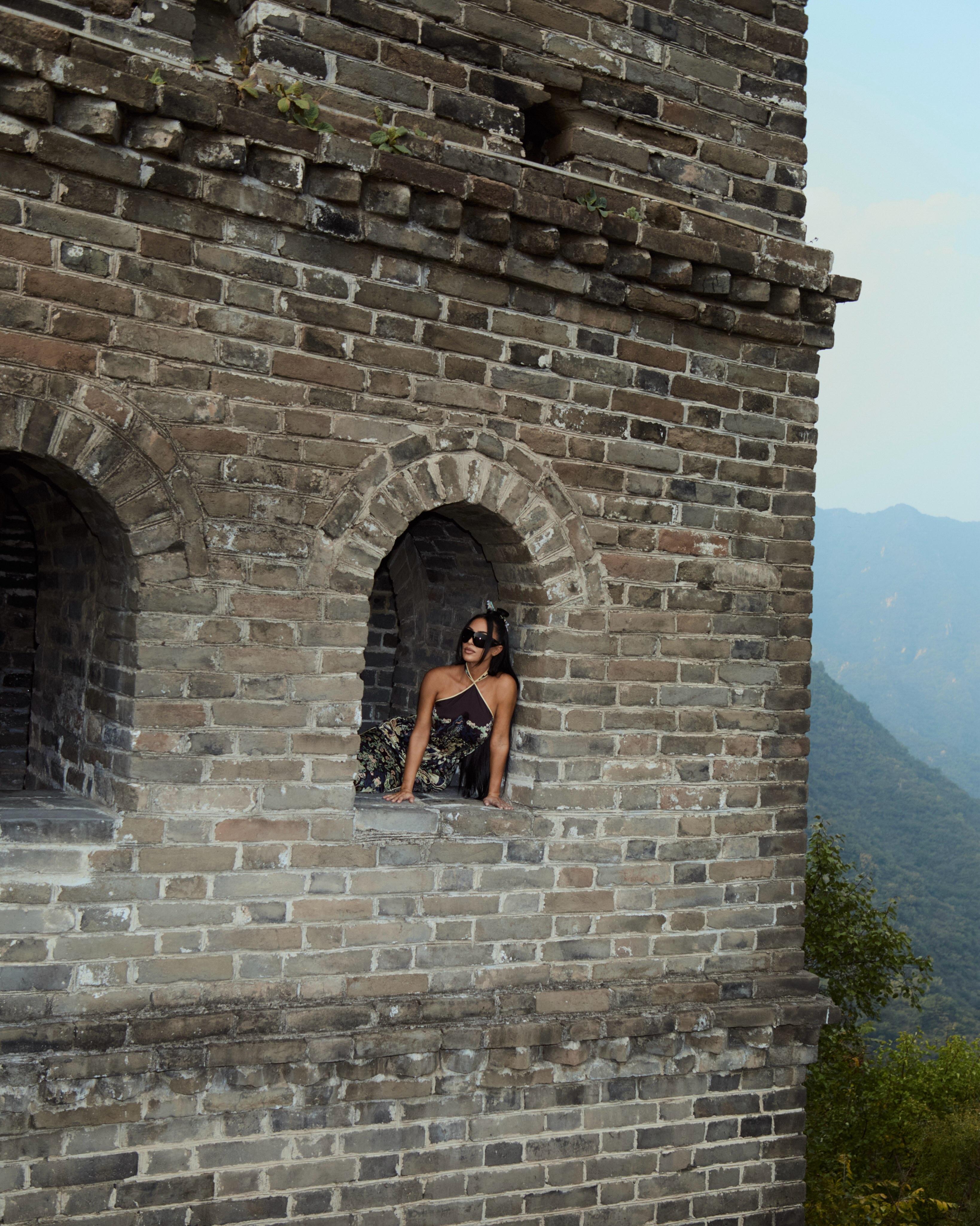 Kim Kardashian com a irmã Khloe e a mãe Kris Jenner na Grande Muralha da China - foto: Instagram