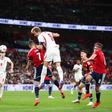 Harry Kane marcou de cabeça o segundo golo da conta pessoal e o terceiro de Inglaterra - FOTO: Imago
