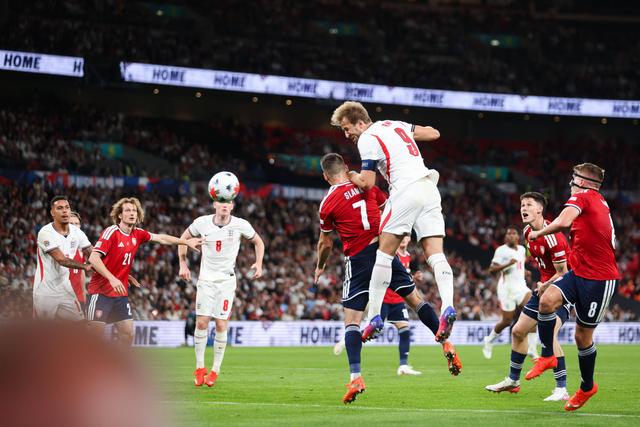 Harry Kane marcou de cabeça o segundo golo da conta pessoal e o terceiro de Inglaterra - FOTO: Imago