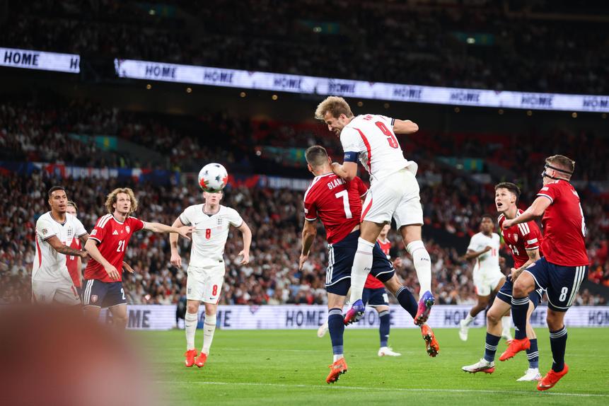 Harry Kane marcou de cabeça o segundo golo da conta pessoal e o terceiro de Inglaterra - FOTO: Imago