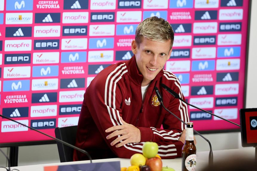 Dani Olmo numa conferência de imprensa em que recebeu muitos aplausos dos jornalistas croatas - Foto: Jakov Prkic/IMAGO