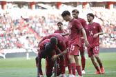 Daniel Banjaqui muito felicitado pelos companheiros de equipa após ter marcado o golo que abriu caminho à vitória dos sub-21 de Portugal diante da Chéquia — Foto: FPF