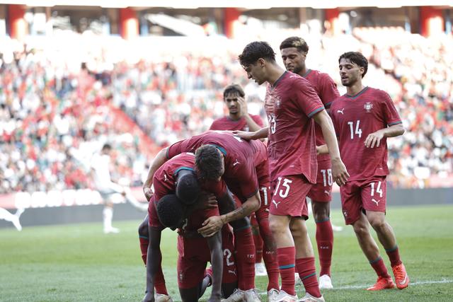 Daniel Banjaqui muito felicitado pelos companheiros de equipa após ter marcado o golo que abriu caminho à vitória dos sub-21 de Portugal diante da Chéquia — Foto: FPF