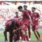 Daniel Banjaqui muito felicitado pelos companheiros de equipa após ter marcado o golo que abriu caminho à vitória dos sub-21 de Portugal diante da Chéquia — Foto: FPF