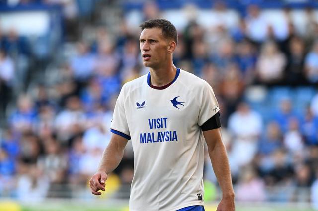 Krystian Bielik, médio internacional polaco de 28 anos do Cardiff City